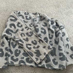 POL blue leopard print cropped sweater, size large